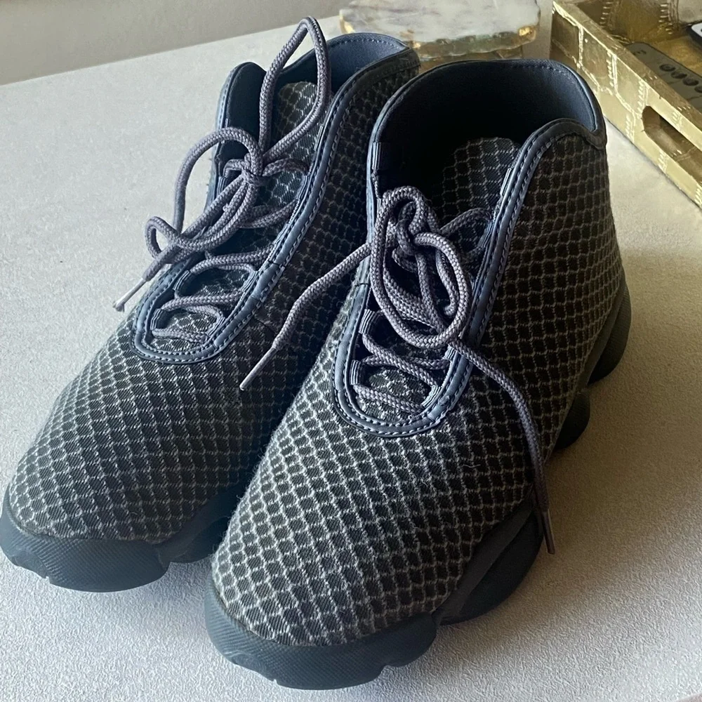 JORDAN HORIZON WOLF GREY BLACK HI-TOP  SNEAKERS